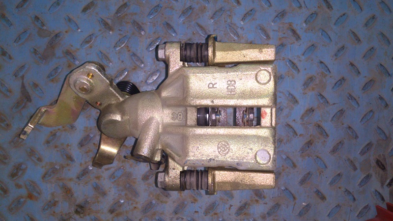 картинка СКОБА ЗАДНЕГО ТОРМОЗА ПРАВАЯ В СБОРЕ M2 BRILLIANCE  3018616